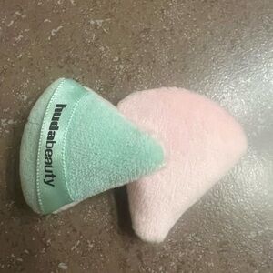 HUDA BEAUTY Mint and Pink makeup puffs one side pink OTHER SIDE mint NEW